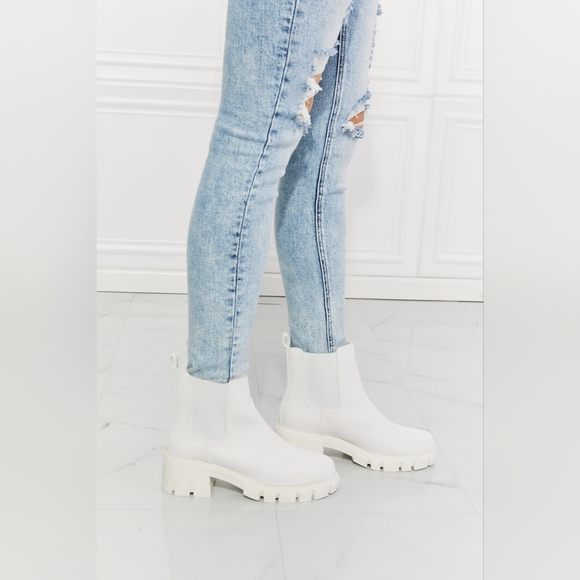 Melody MMShoes Work For It Matte Lug Sole Chelsea Boots in White - Picture 5 of 6